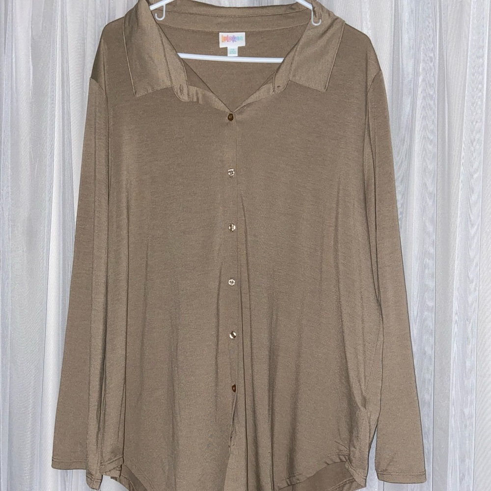 🆕Button up Blouse🆕 - Picture 2 of 12